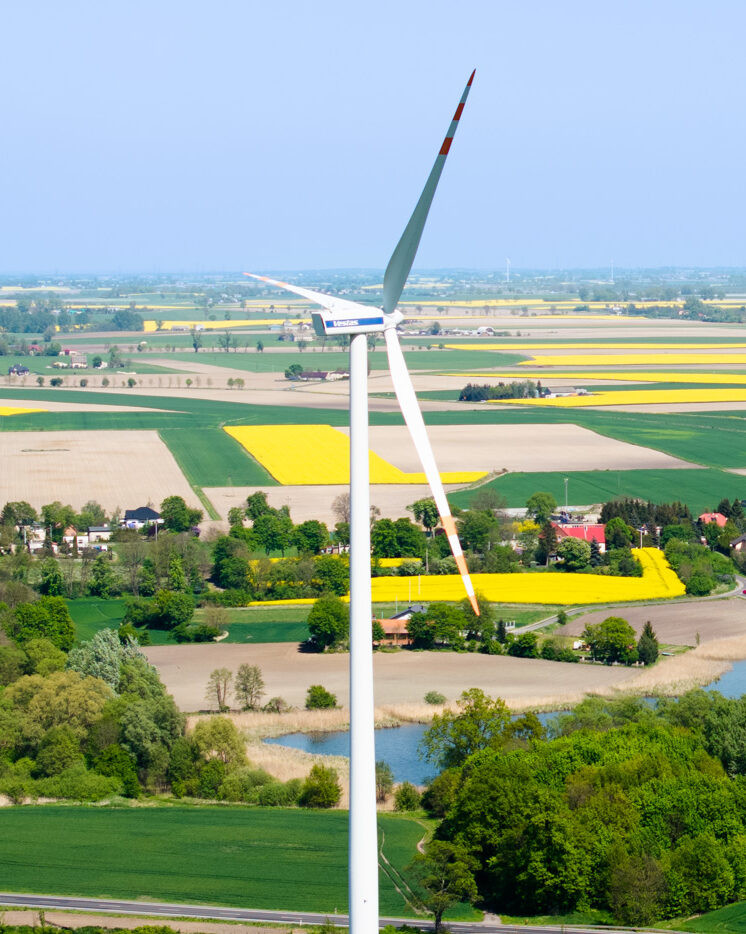 Inspekcja dronem - Ujęcie farmy wiatrowej
